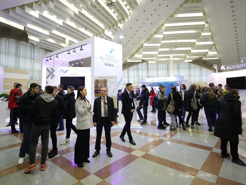 2026年白俄罗斯建筑建材、五金展览会BUDEXPO参展商与海外采购商展台洽谈现场