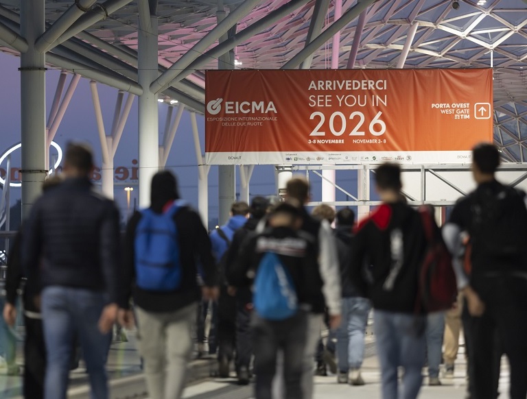 2026年意大利米兰摩托车及自行车展EICMA 参展商与海外采购商展台洽谈现场