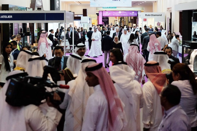 2026年巴林阿拉伯珠宝展Jewellery Arabia Bahrian参展商与海外采购商展台洽谈现场