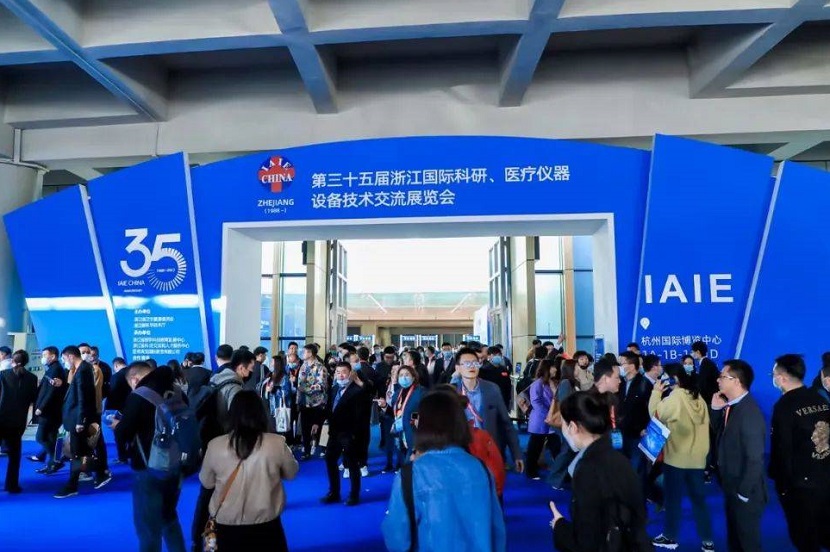 2026年浙江杭州国际科研、医疗仪器设备技术交流展IAIE CHINA参展商与海外采购商展台洽谈现场