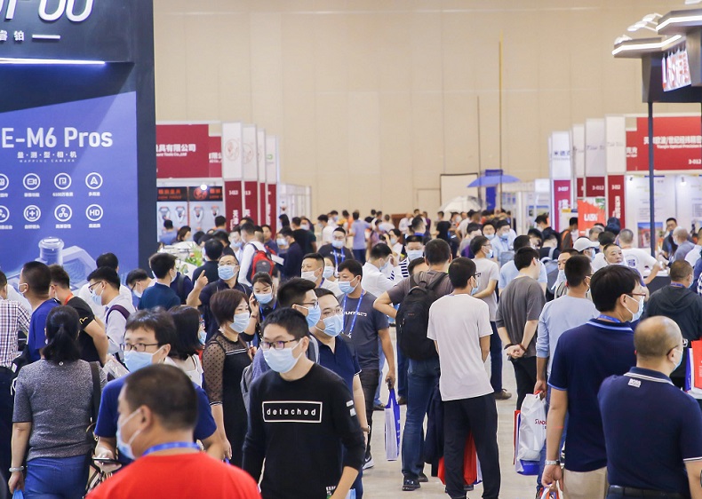 2026年中国测绘地理信息技术装备展览会CHINTERGEO展馆现场，专业观众参观实况