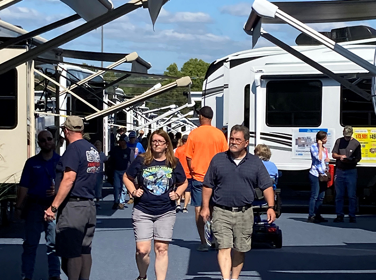 2027年美国赫尔希房车及露营展览会Hershey RV Show展馆现场，专业观众参观实况