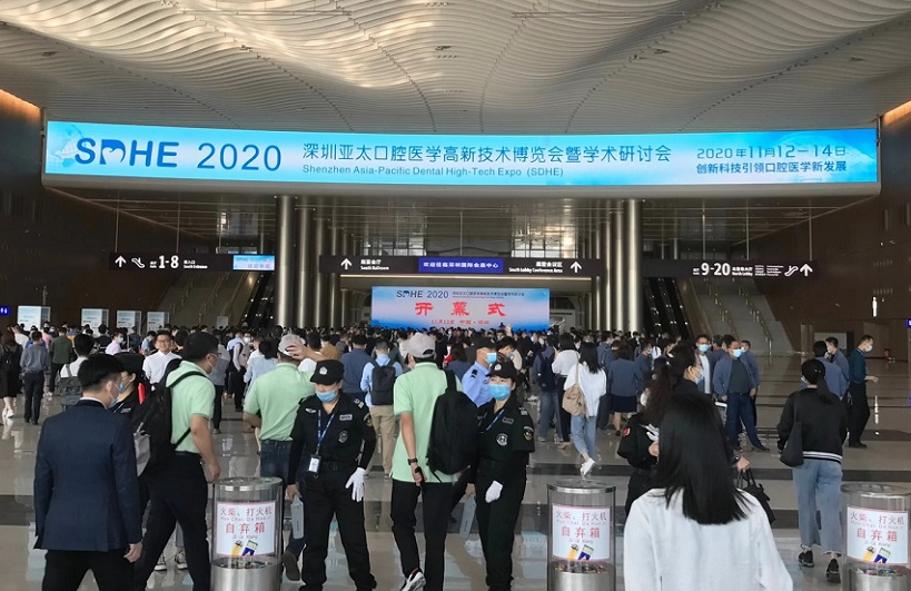 2026年深圳国际口腔医学高新技术博览会SDHE展馆现场，专业观众参观实况
