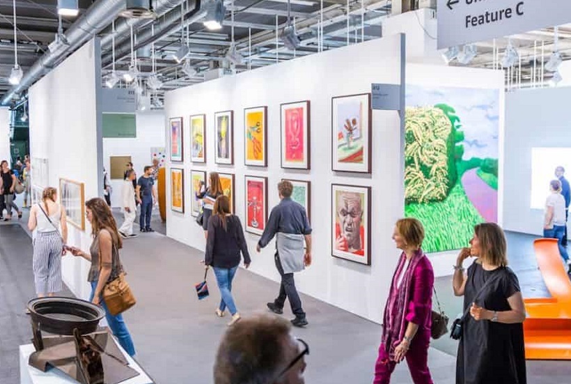 2026年美国迈阿密艺术博览会SPECTRUM & RED DOT MIAMI参展商与海外采购商展台洽谈现场