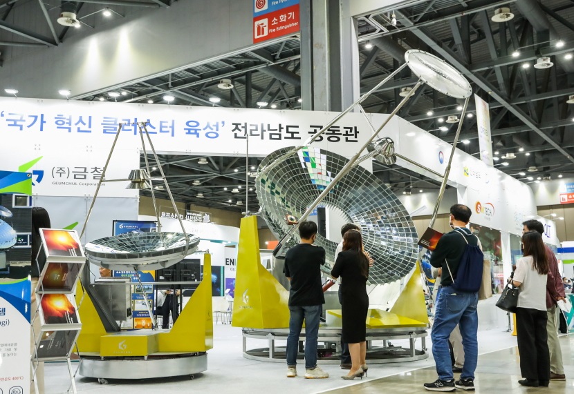 2026年韩国首尔太阳能光伏展览会Solar Asia展馆现场，专业观众参观实况
