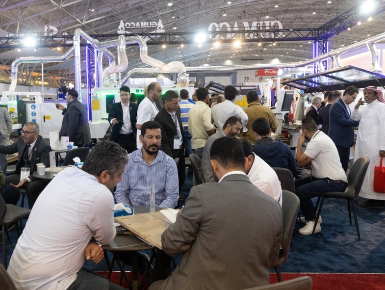2026年沙特利雅得木工机械及木业展览会Saudi WoodShow参展商与海外采购商展台洽谈现场