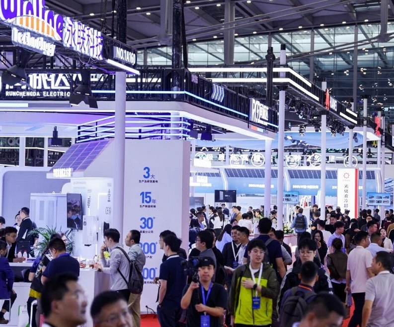 2026年深圳国际锂电池技术展览会IBTE参展商与海外采购商展台洽谈现场