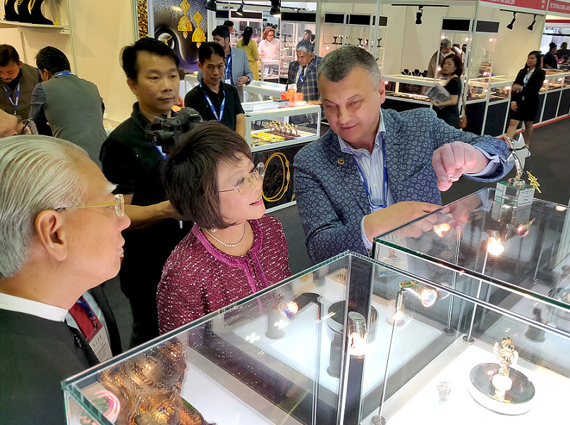 2026年越南胡志明珠宝展览会IJVInternational Jewelry Vietnam参展商与海外采购商展台洽谈现场