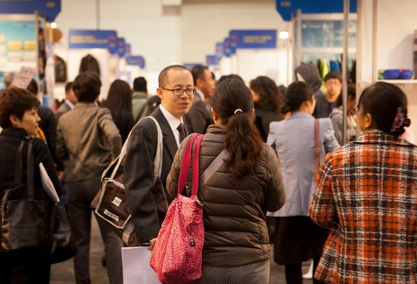 2026年澳洲澳大利亚皮具鞋包展Footwear & Leather Show Australia参展商与海外采购商展台洽谈现场