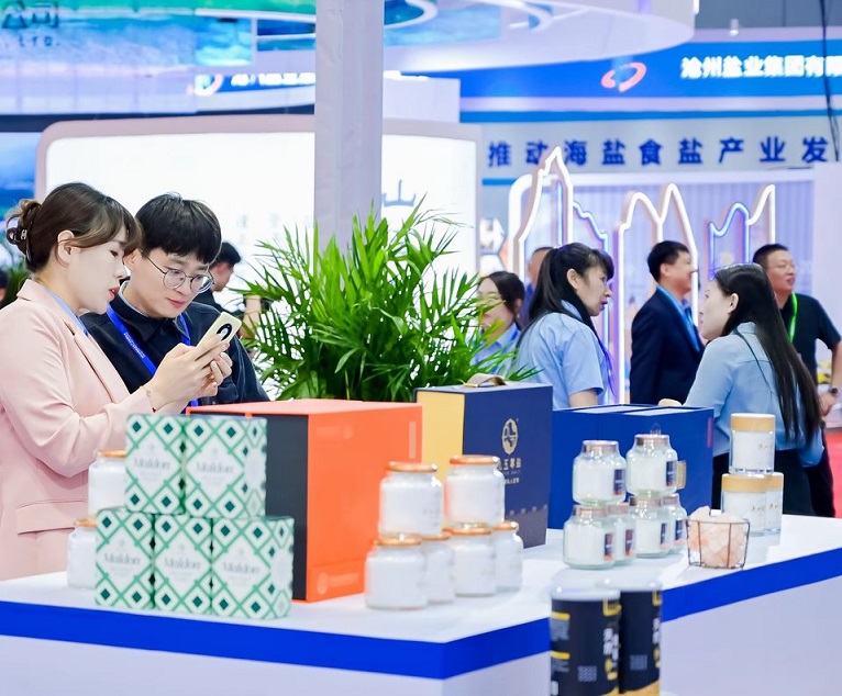 2026年中国盐业全产业链博览会-无锡盐业展Wuxi Salt Industry Exhibition展馆现场,专业观众参观实况