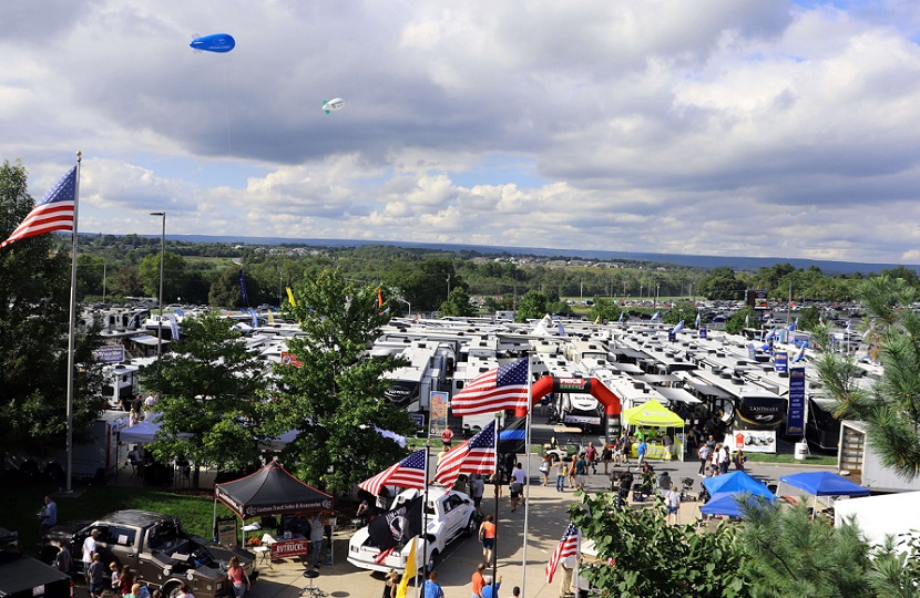 2027年美国赫尔希房车及露营展览会Hershey RV Show展馆现场，专业观众参观实况