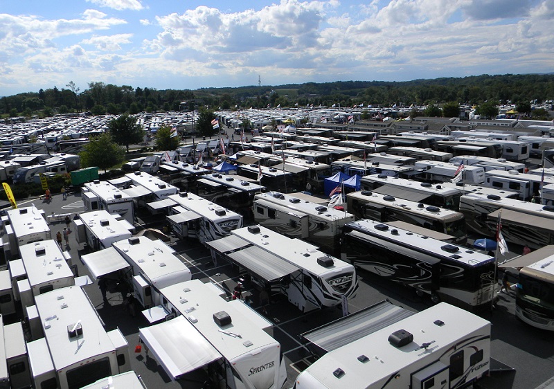 2027年美国赫尔希房车及露营展览会Hershey RV Show展馆现场，专业观众参观实况