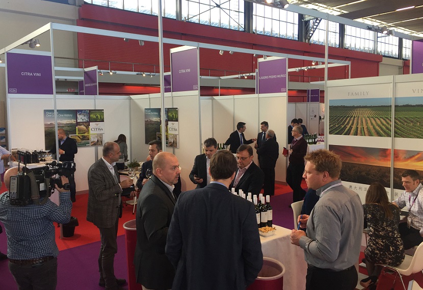 2026年荷兰世界散装酒展WBWEWorld Bulk Wine Exhibition参展商与海外采购商展台洽谈现场