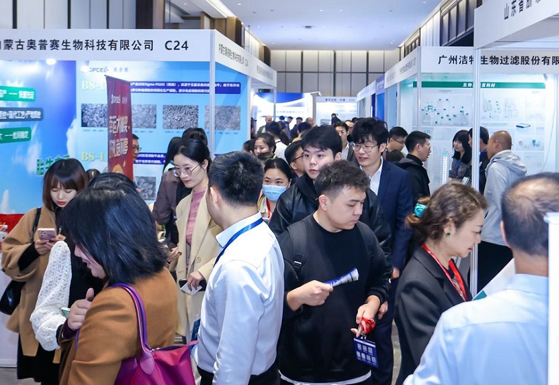 2026年中国细胞生物产业大会与生物医药创新合作大会CBIC展馆现场,专业观众参观实况