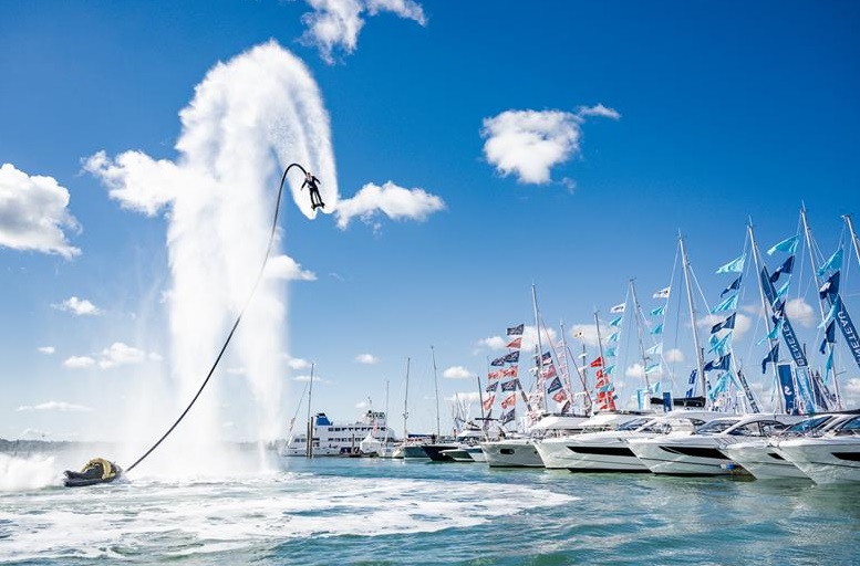 2026年中东阿布扎比游艇展览会ABU DHABI INTERNATIONAL BOAT SHOW展馆现场，专业观众参观实况