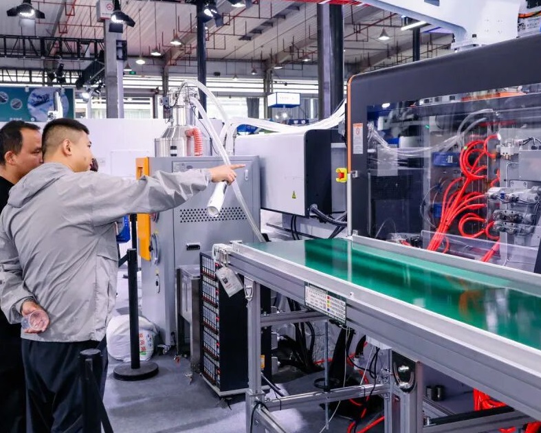 2026年中国塑料博览会-余姚塑博会Yuyao Plastics Expo参展商与海外采购商展台洽谈现场