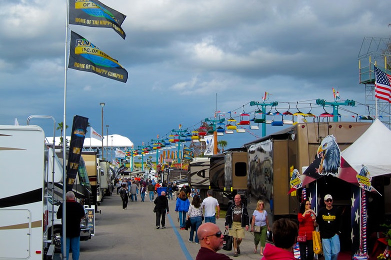 2027年美国赫尔希房车及露营展览会Hershey RV Show参展商与海外采购商展台洽谈现场
