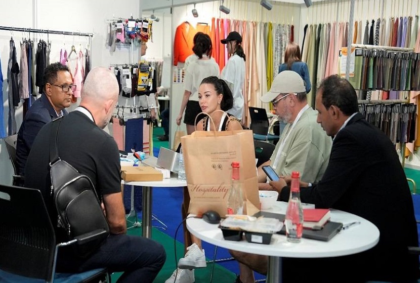 2027年马来西亚纺织面料及服装展览会ATEX Malaysia参展商与海外采购商展台洽谈现场