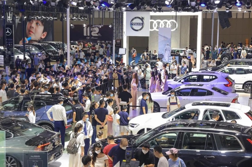 2026年南京国际汽车展览会AUTO NANJING参展商与海外采购商展台洽谈现场