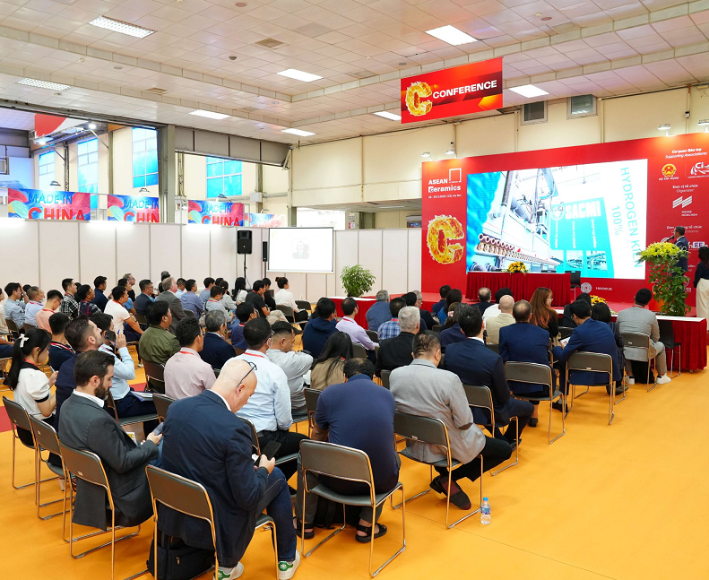 2026年越南河内陶瓷工业展览会ASEAN Ceramics Vietnam展馆现场，专业观众参观实况