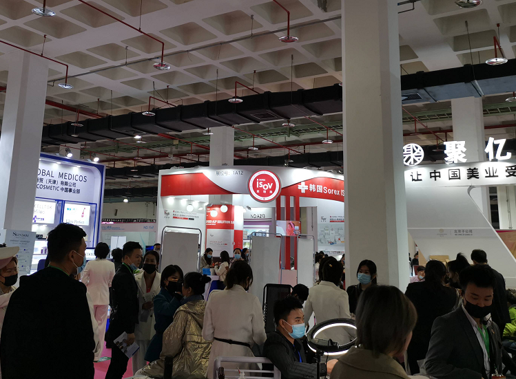 2026年北京国际美容化妆品博览会CBBE展馆现场，专业观众参观实况