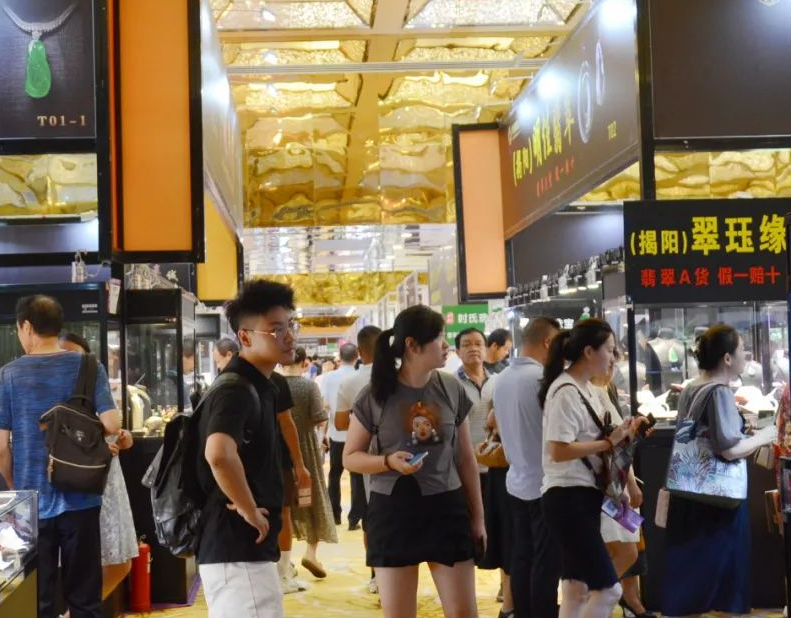 2026年华巨臣珠宝展-武汉国际珠宝玉石展Huajuchen Jewelry Exhibition展馆现场,专业观众参观实况