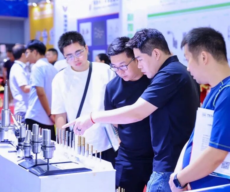 2026年宁波国际机床展-CMES华机展CMES参展商与海外采购商展台洽谈现场