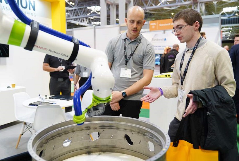 2026年英国伯明翰先进制造、复合材料展览会Advanced Engineering UK参展商与海外采购商展台洽谈现场