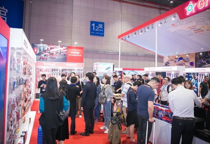 2026年上海国际建筑五金、紧固件展览会CIBHS参展商与海外采购商展台洽谈现场