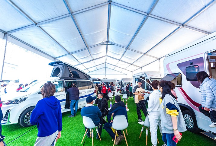 2026年郑州房车展Zhengzhou RV Show参展商与海外采购商展台洽谈现场