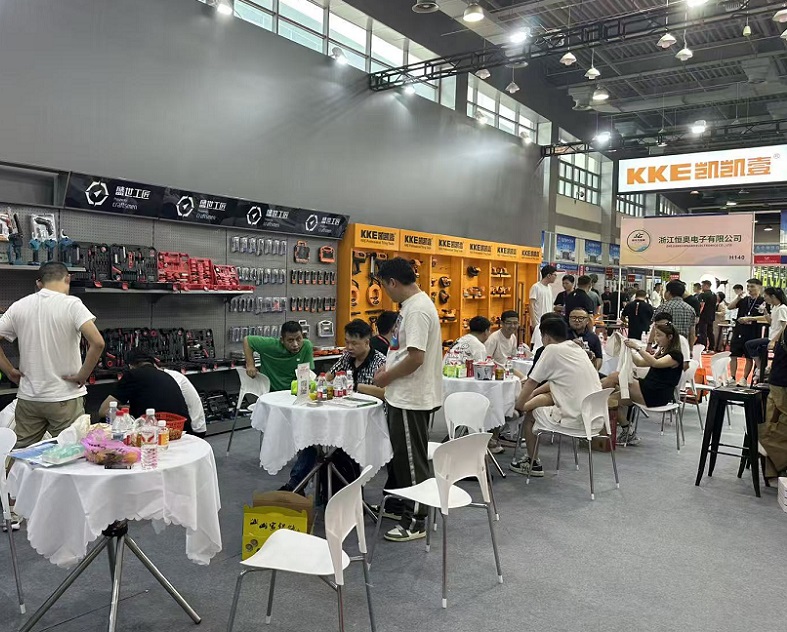 2026年永康五金展-中国五金博览会CHINA HARDWARE FAIR参展商与海外采购商展台洽谈现场