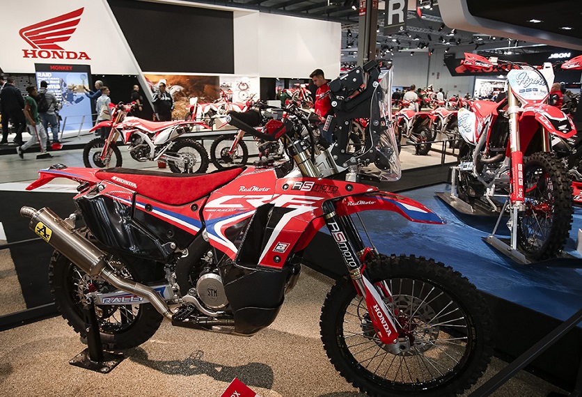 2026年意大利米兰摩托车及自行车展EICMA 参展商与海外采购商展台洽谈现场
