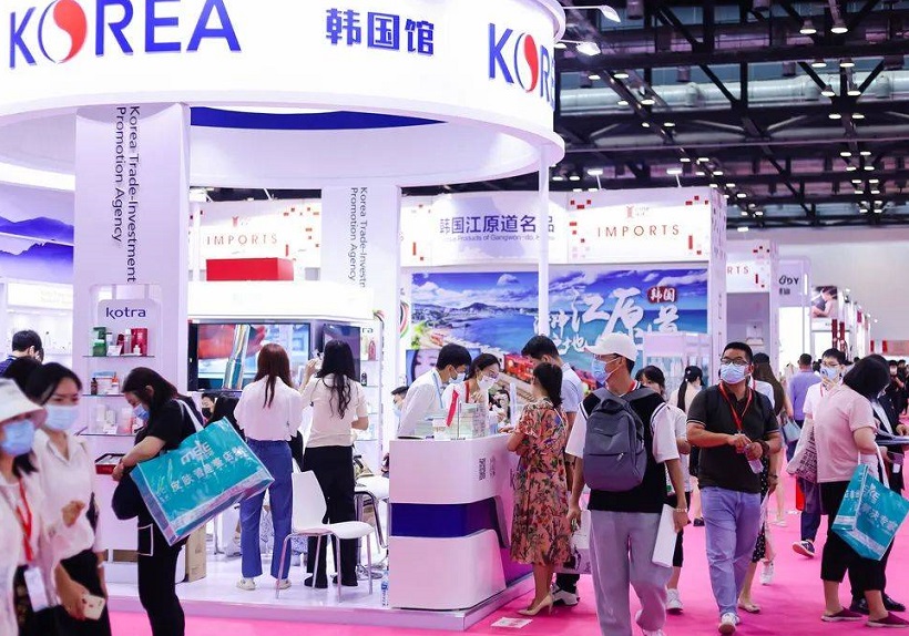 2026年北京国际美容化妆品博览会CBBE展馆现场，专业观众参观实况