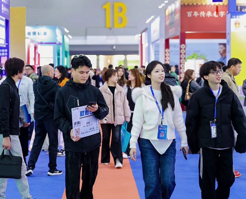 2026年杭州国际网红品牌博览会NTE展馆现场，专业观众参观实况