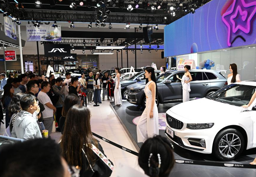 2027年北京国际车展-北京国际新质汽车及未来智慧出行展Auto China展馆现场,专业观众参观实况