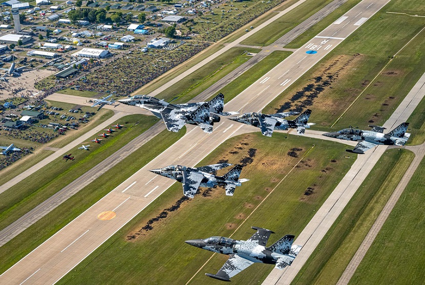 2027年美国奥什科什航空展览会EAA AirVenture展馆现场,专业观众参观实况