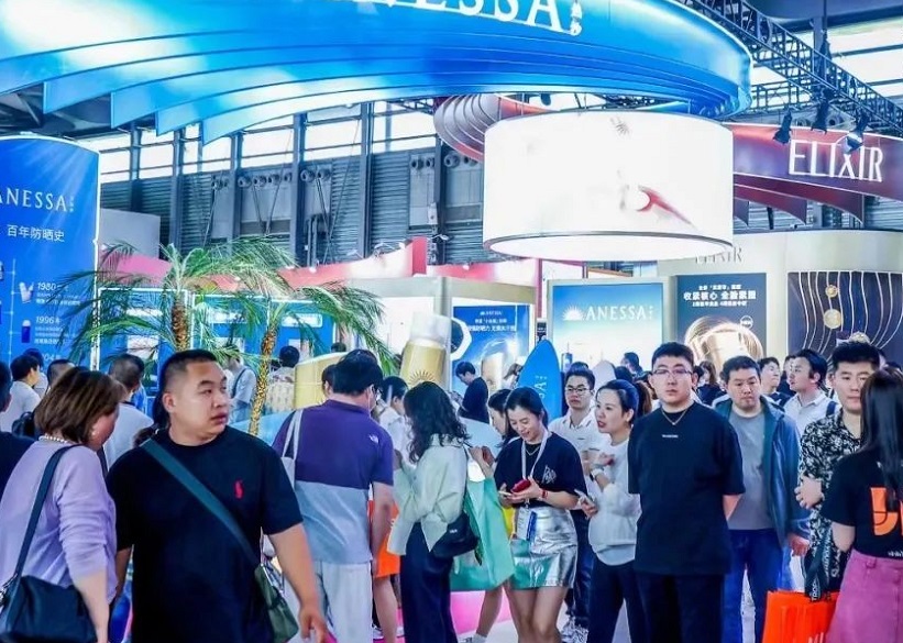 2027年中国美容博览会-上海美博会CBEChina Beauty Expo参展商与海外采购商展台洽谈现场