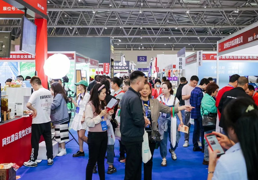 2027年重庆西部食品餐饮博览会FCE参展商与海外采购商展台洽谈现场