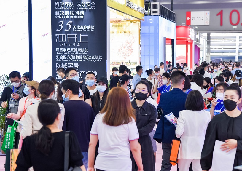 2027年中国（广州）国际美博会CIBE展馆现场，专业观众参观实况
