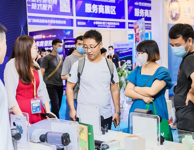 2027年中国（厦门）国际跨境电商展览会ICEIE参展商与海外采购商展台洽谈现场