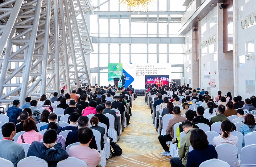 2027年广州华南国际口腔展览会Dental South China参展商与海外采购商展台洽谈现场