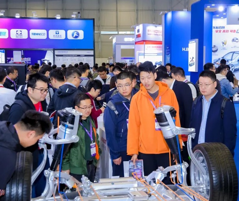 2027年上海国际汽车底盘系统技术展览会ATC参展商与海外采购商展台洽谈现场