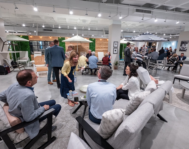 2027年美国亚特兰大夏季户外家具展览会Casual Market Atlanta展馆现场，专业观众参观实况