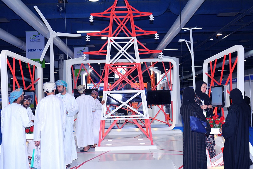 2027年中东阿曼电力能源、太阳能光伏、环保、水展览会Oman Energy & Water参展商与海外采购商展台洽谈现场