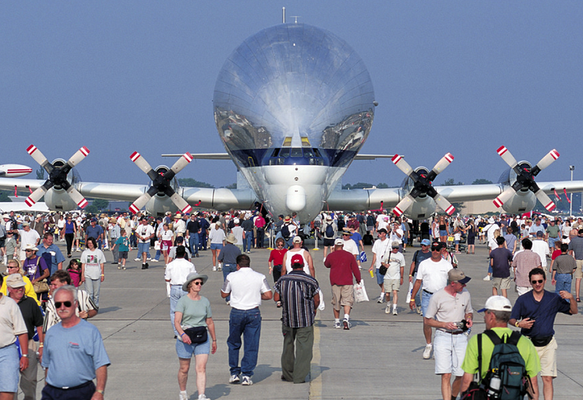 2027年美国奥什科什航空展览会EAA AirVenture参展商与海外采购商展台洽谈现场