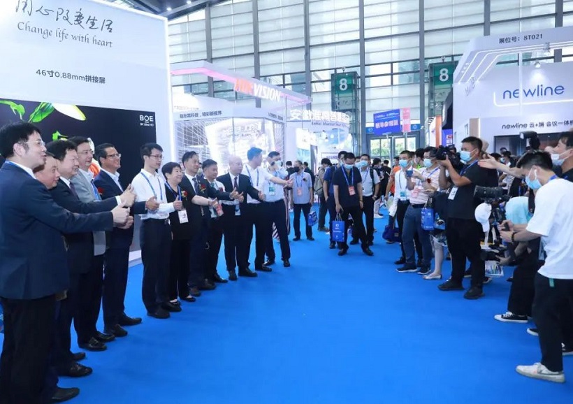 2027年中国(国际)广州商用显示系统产业领袖峰会CBDS展馆现场,专业观众参观实况