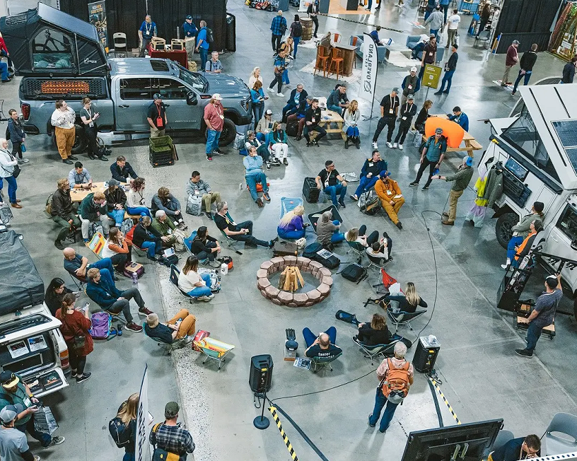 2027年美国户外运动用品展览会Outdoor Retailer展馆现场,专业观众参观实况