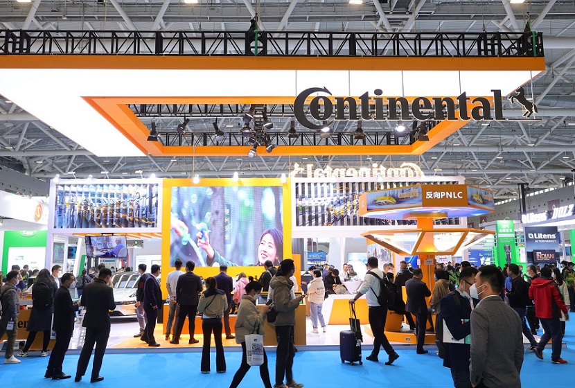2026年上海法兰克福汽配展览会Automechanika Shanghai参展商与海外采购商展台洽谈现场