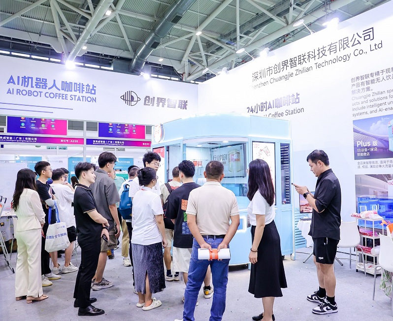 2027年北京IP授权生态产业博览会BIPE展馆现场，专业观众参观实况