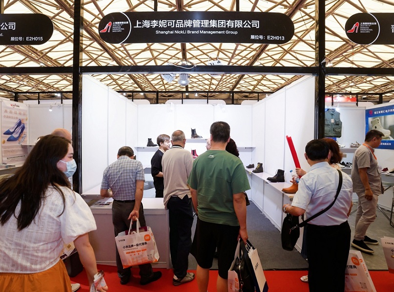 2027年上海鞋博会-上海国际鞋业展SISE参展商与海外采购商展台洽谈现场